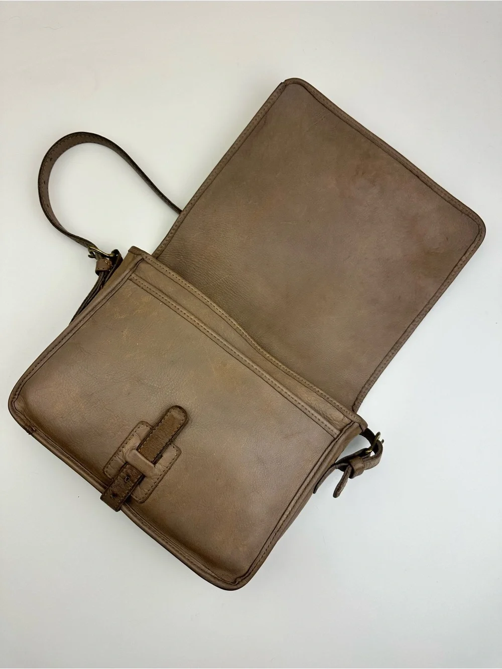 Frye Vintage Leather Messenger Crossbody Buckle Flap Bag Purse Distressed Tan